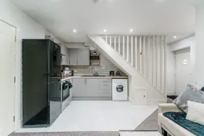 Rockello Luxe Apartment - Image 3
