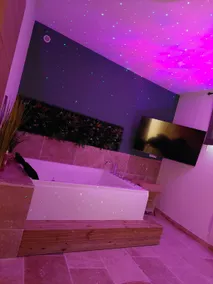 Apartment with Jacuzzi ”Les Bulles de Minuit” - Image 2