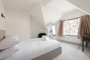 New, Modern House for 12 by Oxford Train Station - Image 3