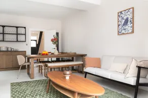 New, Modern House for 12 by Oxford Train Station - Image 2