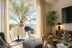 Elegant Waterfront Retreat Harbour & River Views - Image 4