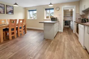 Urban Retreat Close to City & Salthill with Free Parking - Image 4