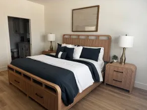 Luxury townhouse centrally located in Mt. Pleasant - Image 3