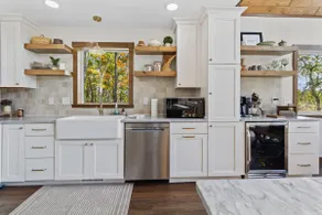 Cozy cabin in with peaceful views - 4 bedrooms! - Image 4