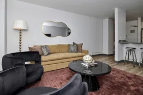 Apartment near McCormick w/ gym & workspace - Image 3