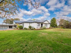 Luxe country retreat. Entire Wagga home. - Image 3