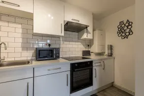 1 Bed Flat In Horsham Town Centre With Free Parking - Image 5