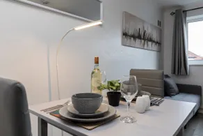 1 Bed Flat In Horsham Town Centre With Free Parking - Image 3