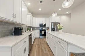 NEW-Willow House-KING-Garage-85”TV-Sports Complex - Image 2