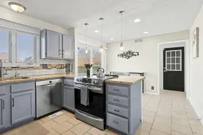 Eastside Elegance 4 Bedrooms 3.5 Baths Fenced Yard - Image 4