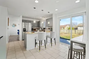 Eastside Elegance 4 Bedrooms 3.5 Baths Fenced Yard - Image 2