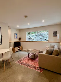 Steller's Jay Suite - 1 Bedroom Suite with Hot Tub - Image 2