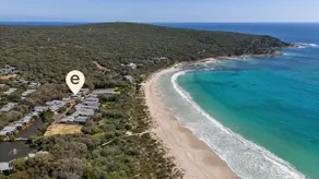 Bunker Bayhouse Beachfront Retreat next to Resort - Image 4