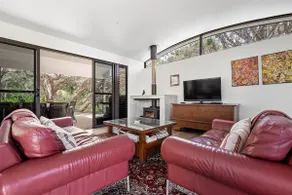 Bunker Bayhouse Beachfront Retreat next to Resort - Image 2
