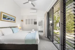Bunker Bayhouse Beachfront Retreat next to Resort - Image 3