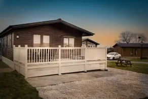 Tranquil Lodge with river views - Image 3