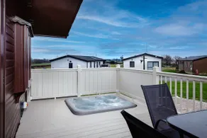 Tranquil Lodge with river views - Image 5