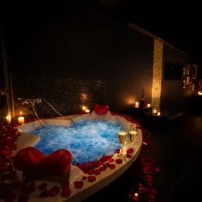 Love room with spa and romantic atmosphere - Image 2