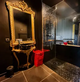 Love room with spa and romantic atmosphere - Image 5