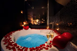 Love room with spa and romantic atmosphere - Image 3