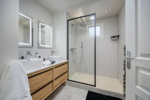 Luxury 2-bedroom apartment near Geneva, Lake Geneva, parking + air conditioning - Image 5