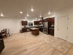 Spacious 5-bedroom house in adorable Manteca - Image 2