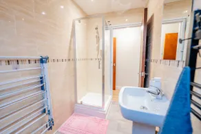 2BR 2 En-Suite Free Parking Fast WiFi Flat - Image 5