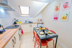 2BR 2 En-Suite Free Parking Fast WiFi Flat - Image 3