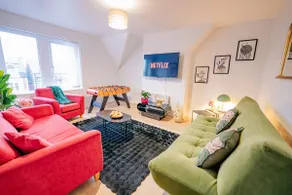 2BR 2 En-Suite Free Parking Fast WiFi Flat - Image 2