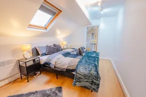 2BR 2 En-Suite Free Parking Fast WiFi Flat - Image 4