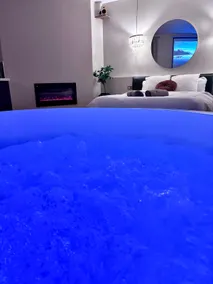 Romantic suite with spa, cinema and fireplace - Image 4