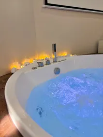 Romantic suite with spa, cinema and fireplace - Image 5