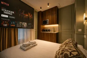 JIJI Suites • Suite signature Cinéma • Paris Orly - Image 4