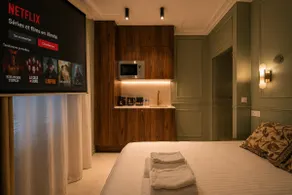 JIJI Suites • Suite signature Cinéma • Paris Orly - Image 3