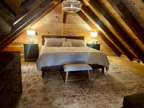 Quiet and cozy log cabin retreat in the woods - Image 3