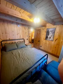 Quiet and cozy log cabin retreat in the woods - Image 5