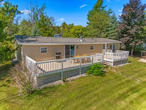 Lakefront 3 Bedroom Retreat on Susan Lake-5 minutes from Charlevoix - Image 5