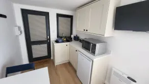 The Garden Room - Modern Studio with Free Parking - Image 3