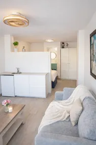 Bright Beachfront Studio, Duquesa Castle - Image 3