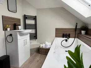 Modern and plush flat with roof garden - Image 5