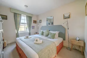 Retro Art Deco 2Bed with Parking in Thames Ditton - Pass the Keys - Image 4
