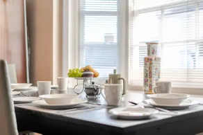 Retro Art Deco 2Bed with Parking in Thames Ditton - Pass the Keys - Image 3
