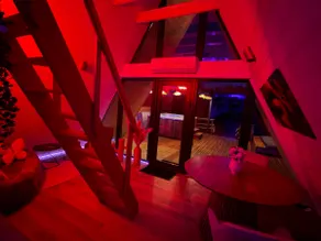 Love Room : Cabane A-Frame & Spa Privatif - Image 3