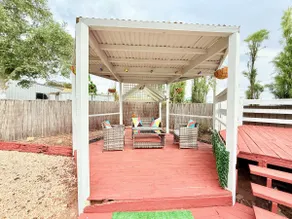Quiet Farm-Style Retreat with Scenic Views - Image 4