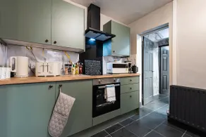 Newland Ave 4 Bedroom 5 Smart TVS 1,5 Bathroom Ebenezer Garden House - Image 3