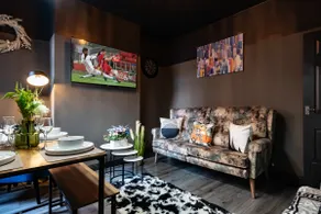 Newland Ave 4 Bedroom 5 Smart TVS 1,5 Bathroom Ebenezer Garden House - Image 2