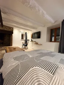L'Atelier des Poutres, a cool stone house - Image 5