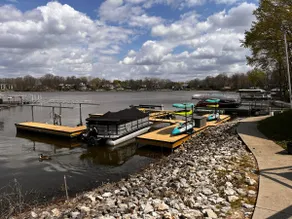 Lakefront 2 BR - Image 3