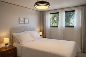 Spacious terrace apt w/ pool view + AC - Image 4
