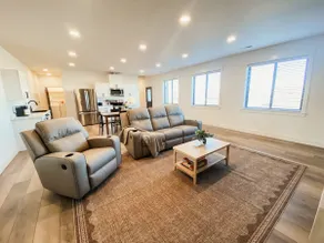 Cozy Home Lower Suite - Image 3